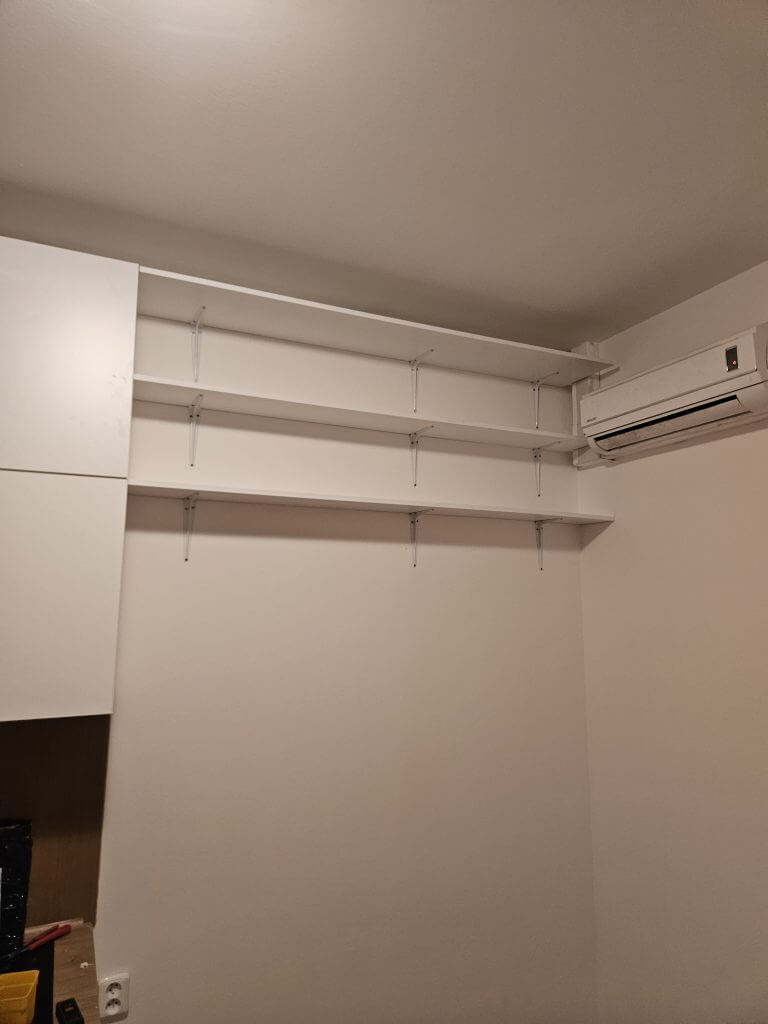 A tady jsme přidali pár polic